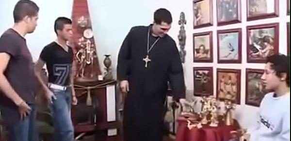  Padre dá DURO em coroinhas  Priest fucks altar boys